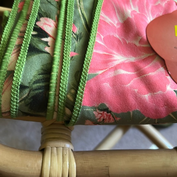 Agua Bendita Peony Print/Romantic Floral Beach Towel - Picture 5 of 7